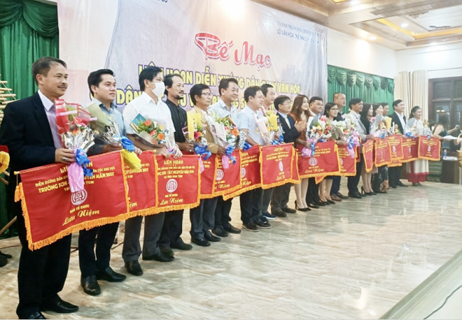 Trao Cờ lưu niệm cho các đoàn tham gia Liên hoan Trao Cờ lưu niệm cho các đoàn tham gia Liên hoan