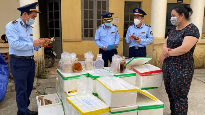 Lạng Sơn: Tạm giữ 90 chai rượu không rõ nguồn gốc