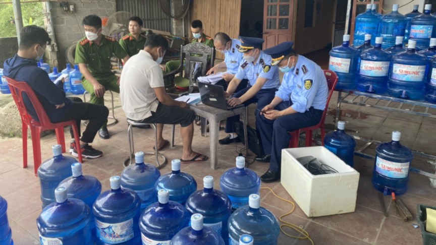 Lạng Sơn: Phát hiện cơ sở sản xuất nước tinh khiết giả mạo nhiều nhãn hiệu