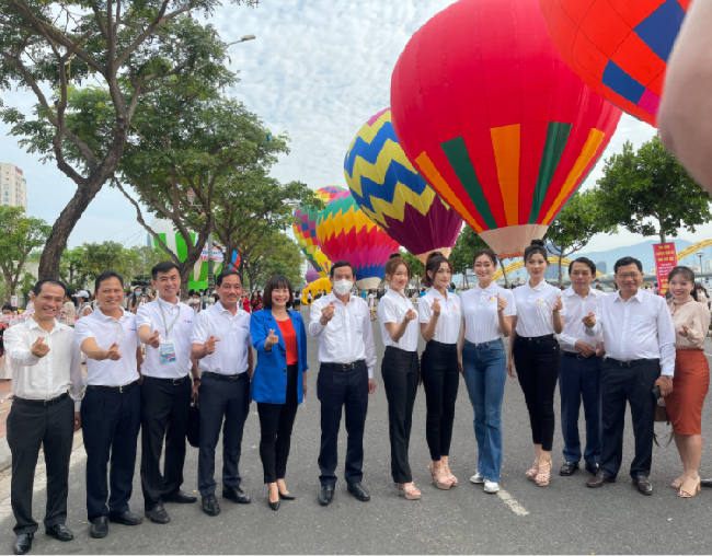 Lãnh đạo TP.Đà Nẵng, Sở Du lịch, AHT cùng các Hoa hậu Du lịch Đà Nẵng chụp hình lưu niệm tại ngày hội