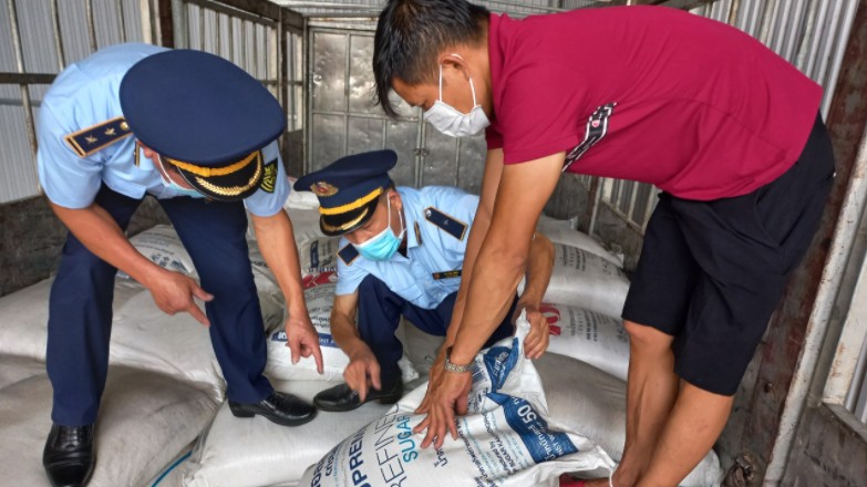 Tạm giữ 2.000 kg đường kính nhập lậu