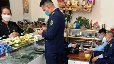 Hà Giang: Tạm giữ gần 350 sản phẩm giả mạo nhãn hiệu SamSung, Iphone