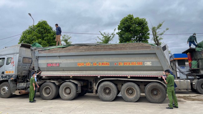 Sơn La: Phát hiện 03 xe ô tô vận chuyển khoáng sản không rõ nguồn gốc