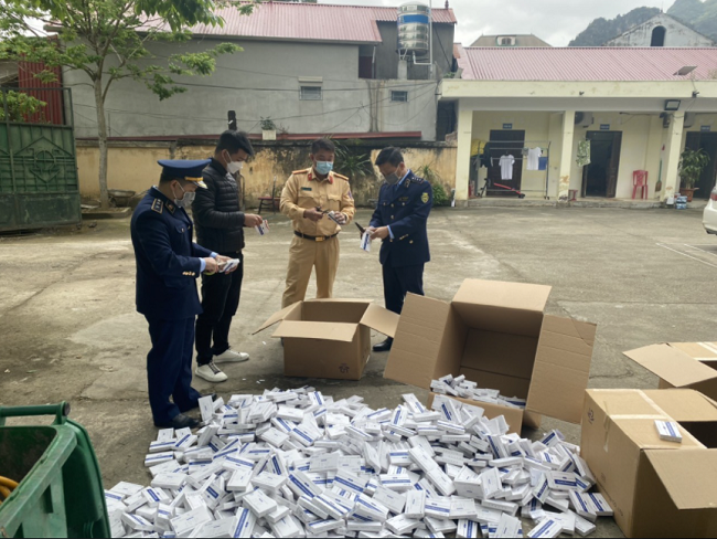 Lạng Sơn: Tiêu hủy 2.000 bộ kít tét nhanh Covid-19 nhập lậu