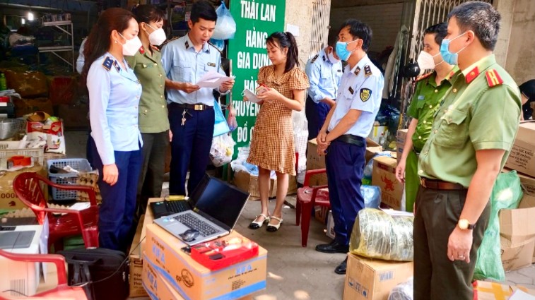 Nam Định: Phát hiện kít test COVID-19 nhập lậu cùng 150kg thực phẩm bẩn