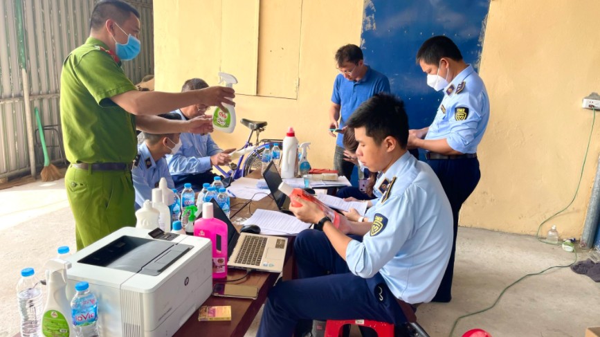 Nam Định: Phát hiện 01 cơ sở sản xuất chất tẩy rửa OXO có nhiều dấu hiệu vi phạm