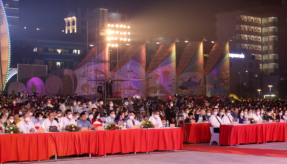 Các đại biểu tham dự đêm khai hội.