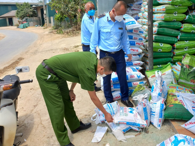 Đội QLTT số 6 kiểm tra, xử lý cơ sở kinh doanh 5 tấn thức ăn chăn nuôi hết hạn sử dụng.