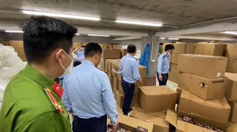 Gần 2000 hộp Cafe Hoàng Gia giảm cân được cất giấu dưới hầm sâu trong lòng đất