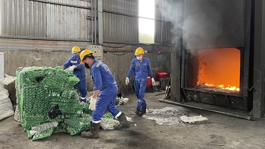 TPHCM: Tiêu hủy gần 360 container phế liệu tồn đọng