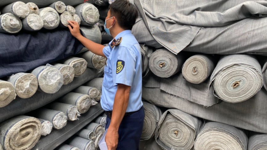 TPHCM: Phát hiện, thu giữ 7 tấn vải nhập lậu