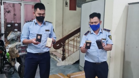 Phú Yên: Tạm giữ 1.500 chai nước hoa các loại không rõ nguồn gốc
