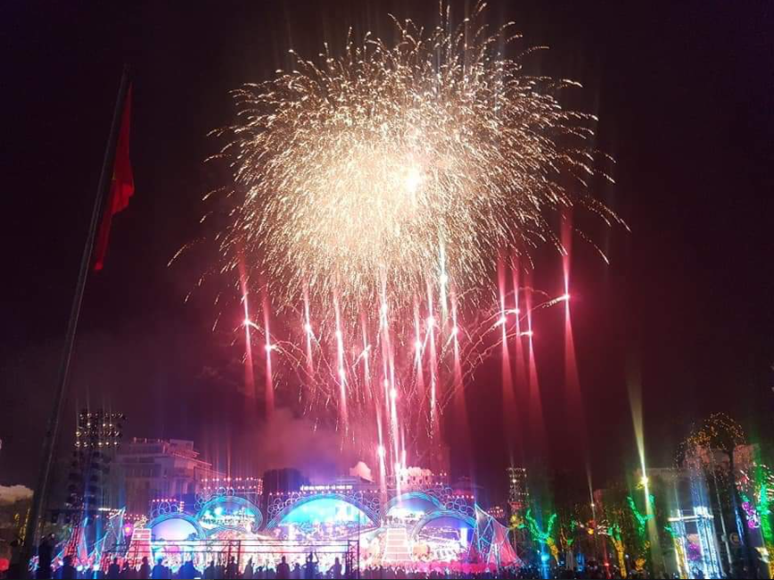 Màn pháo hoa khai mạc Lễ hội Hoa Phượng Đỏ