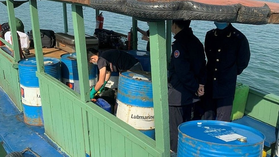 Quảng Ninh: Bắt tàu gỗ vận chuyển trái phép 1.300 lít xăng