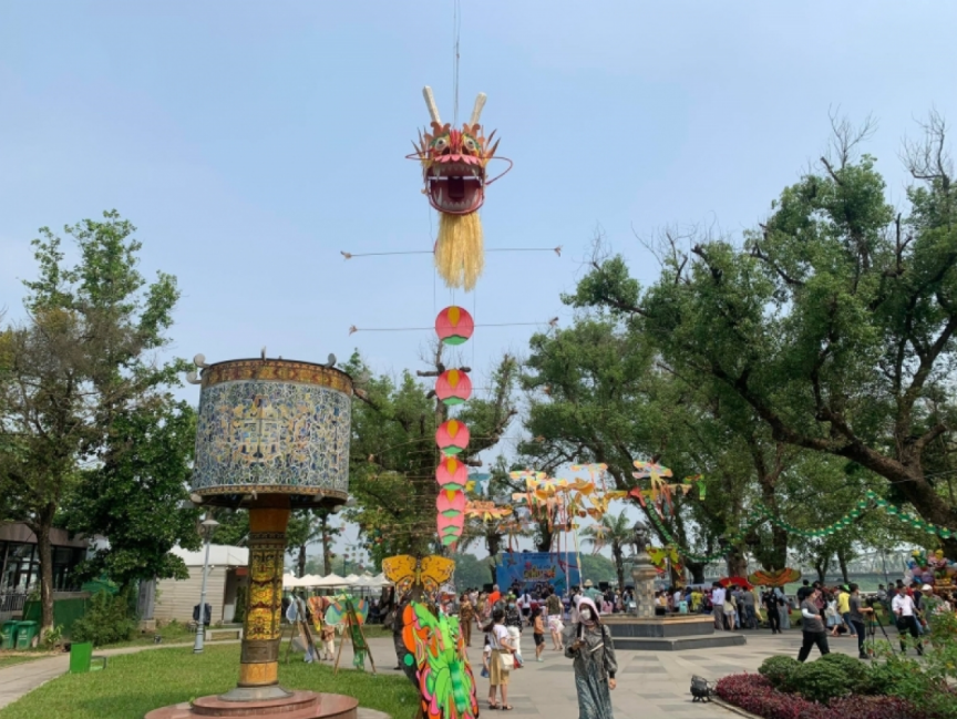 Diều rồng dài 50 mét được trưng bày tại công viên Tứ Tượng, thành phố Huế