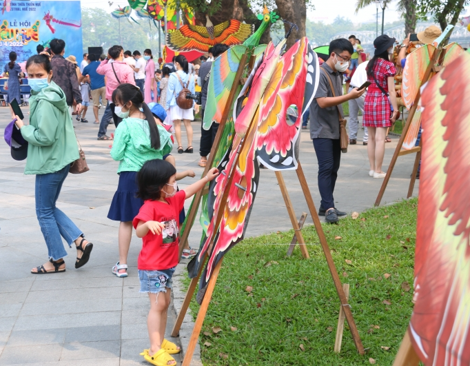 Sự thích thú của các em nhỏ khi được tham dự Lễ hội Diều Huế 2022