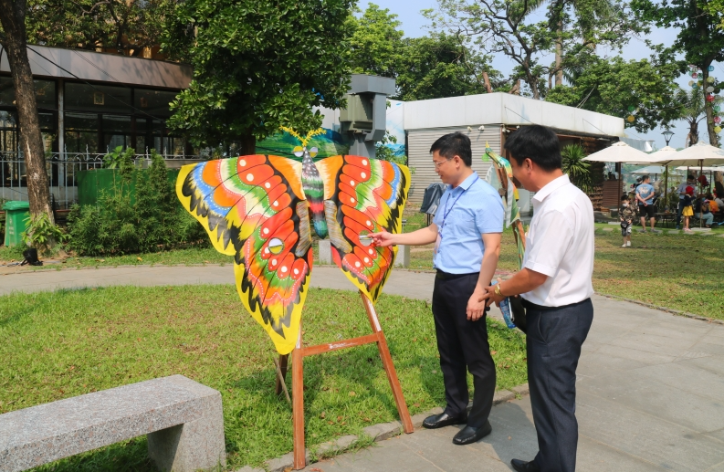 Lãnh đạo UBND tỉnh Thừa Thiên Huế tham quan không gian trưng bày diều