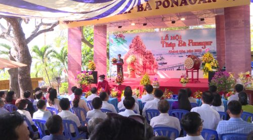 Người Chăm soạn lễ và dâng mâm cúng lễ vật