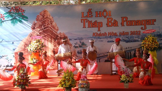 Đông đảo người dân, du khách về dự Lễ hội Tháp Bà Ponagar năm 2022