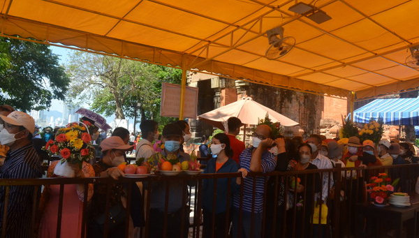 Dòng người xếp hàng chờ vào tháp chính để dâng hương.