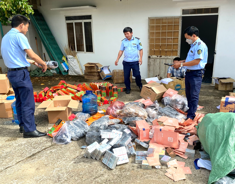 Kon Tum: Tiêu hủy hàng ngàn sản phẩm nhập lậu