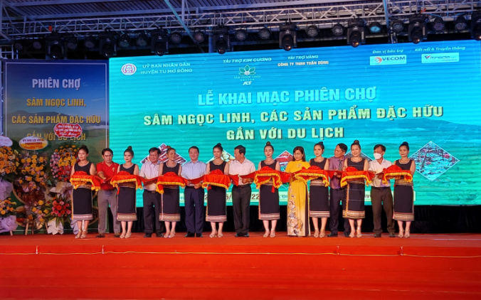 Các đại biểu cắt băng khai mạc phiên chợ