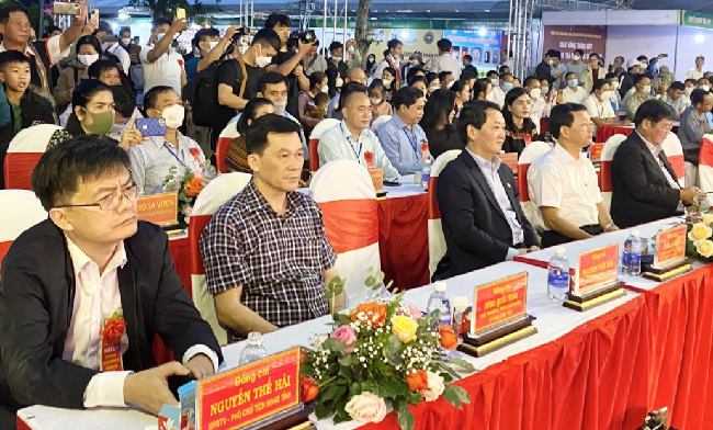 Các đại biểu tham dự khai mạc Phiên chợ