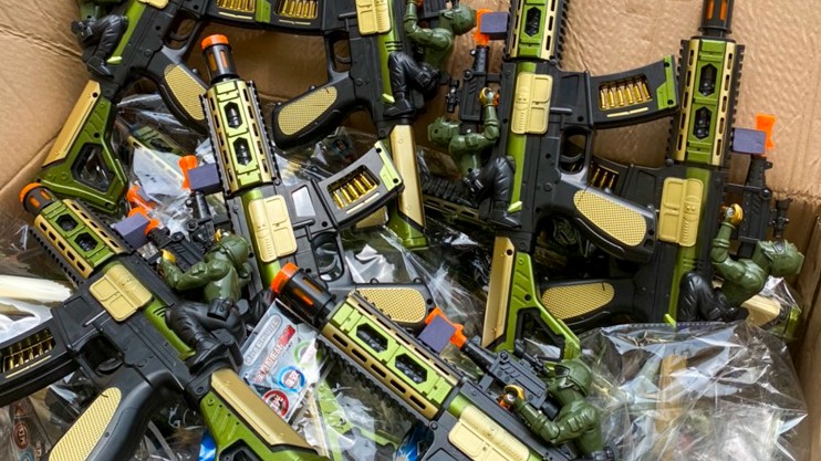 Hà Nội: Thu giữ lô đồ chơi trẻ em mang tính bạo lực