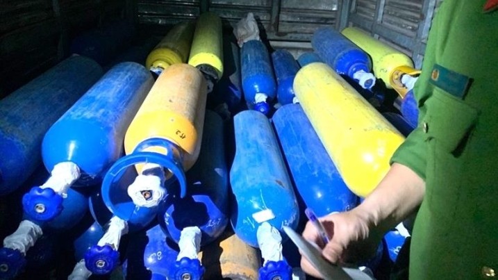 Đà Nẵng: Phát hiện 2 ô tô tải vận chuyển hơn 220 bình khí cười