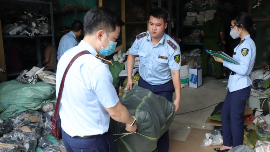 Thanh Hoá: Thu giữ hàng chục nghìn sản phẩm nghi là hàng giả bán qua livestream