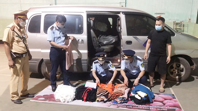 Bắc Giang: Phát hiện xe ô tô vận chuyển quần áo nhập lậu