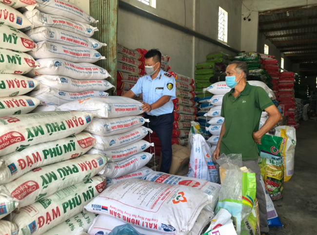 Lực lượng chức năng kiểm tra cửa hàng kinh doanh phân bón.