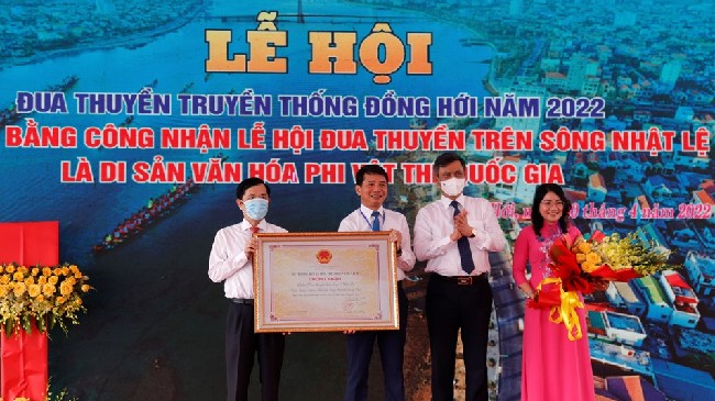 Sôi nổi Lễ hội đua thuyền truyền thống trên sông Nhật Lệ năm 2022