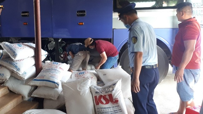 Quảng Trị: Thu giữ gần 2.000 chai bia Heineken và 1,5 tấn đường nhập lậu