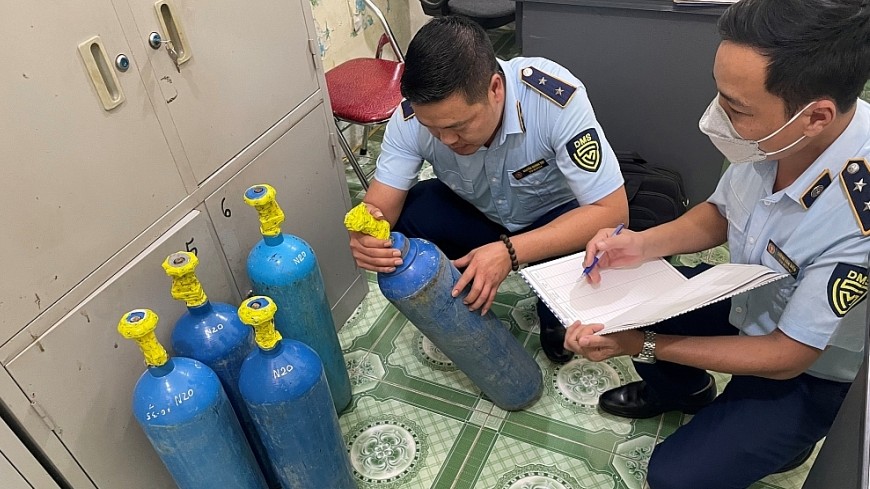 Sơn La: Xử lý cơ sở karaoke kinh doanh "khí cười" không rõ nguồn gốc