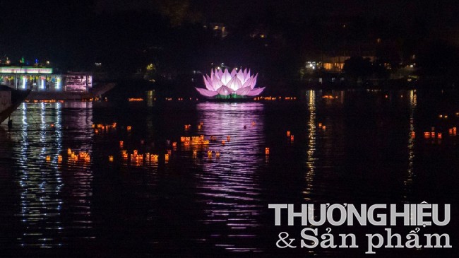 Thừa Thiên-Huế: Thắp sáng 7 đóa sen trên sông Hương chào mừng Đại lễ Phật đản