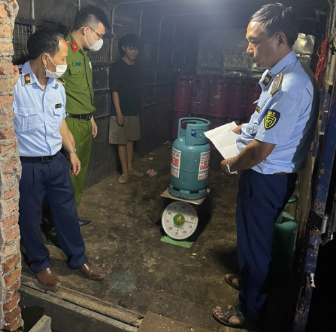 Hà Nội: Phát hiện điểm chiết, nạp khí dầu mỏ hóa lỏng không có giấy chứng nhận