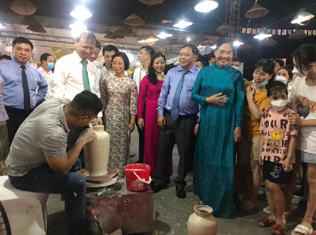 Khai mạc Hội chợ triển lãm hàng lưu niệm Thủ đô 2022 Khai mạc Hội chợ triển lãm hàng lưu niệm Thủ đô 2022