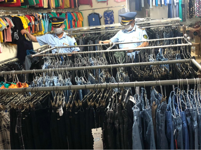 Đội QLTT số 9 kiểm tra chi tiết hàng hóa