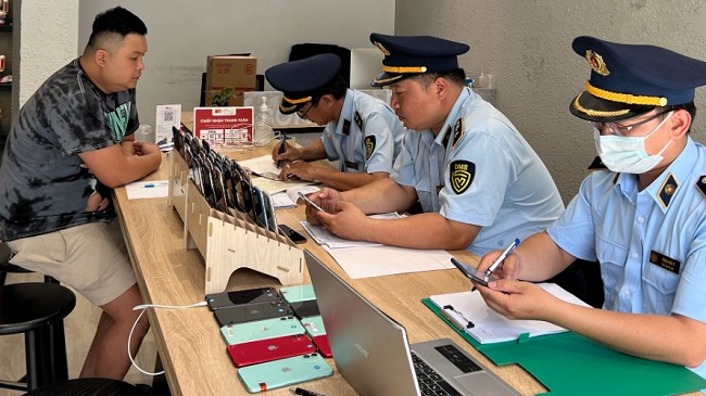 Thừa Thiên - Huế: Kiểm tra đột xuất 02 cửa hàng bán điện thoại di động