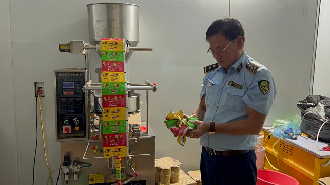 Hà Nội: Thu giữ hàng trăm thùng kẹo không hóa đơn chứng từ