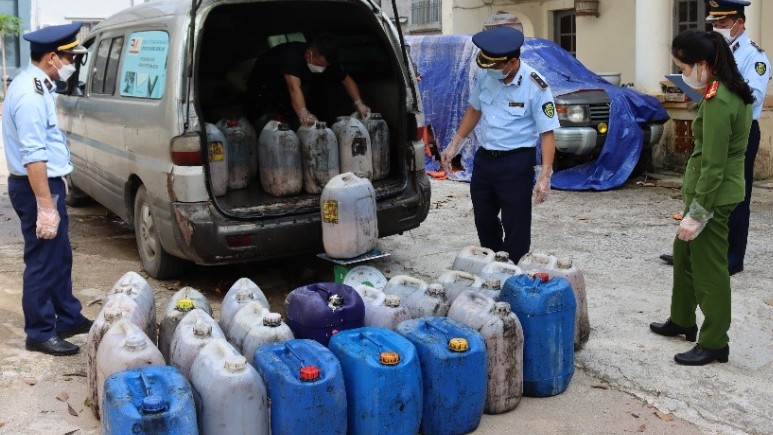 Lạng Sơn: Phát hiện phương tiện vận chuyển trên 1.000 kg mỡ nước cáu bẩn