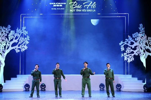 Liên khúc: Bác đang cùng chúng cháu hành quân – Đêm Trường Sơn nhớ Bác, tác giả Huy Thục, Trần Chung do tốp nam Học Viện Âm nhạc quốc gia Việt Nam biểu diễn. Liên khúc: Bác đang cùng chúng cháu hành quân – Đêm Trường Sơn nhớ Bác, tác giả Huy Thục, Trần Chung do tốp nam Học Viện Âm nhạc quốc gia Việt Nam biểu diễn.