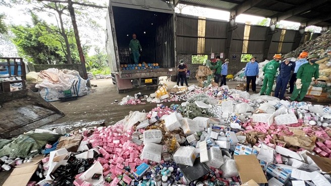 Hà Nội: Tiêu hủy lô hàng hóa vi phạm đợt 1/2022