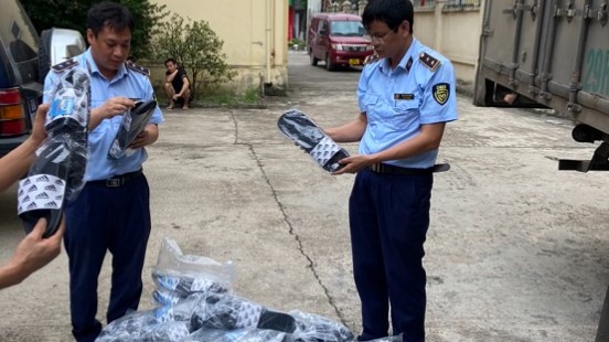 Vĩnh Phúc: Thu giữ 550 sản phẩm dép nhựa có dấu hiệu giả mạo