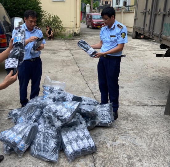 Vĩnh Phúc: Thu giữ 550 sản phẩm dép nhựa có dấu hiệu giả mạo