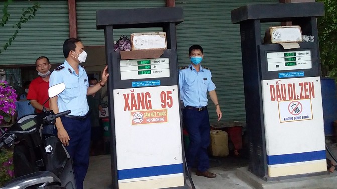 Nam Định: Xử phạt cơ sở kinh doanh xăng dầu ghi biển hiệu không đầy đủ