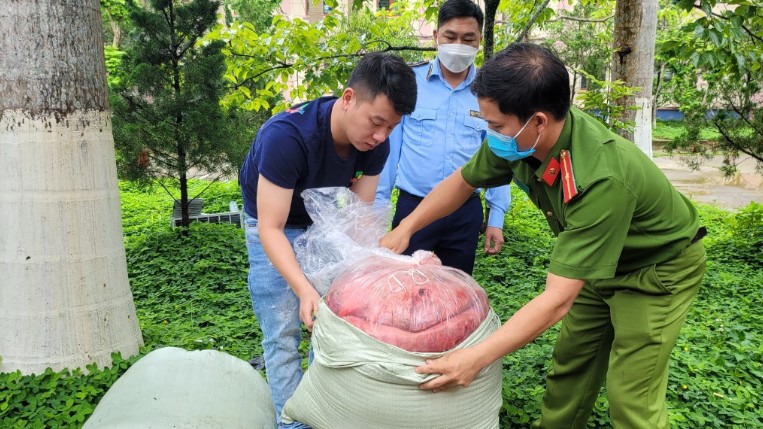 Lai Châu: Ngăn chặn 250kg nội tạng động vật bốc mùi hôi thối