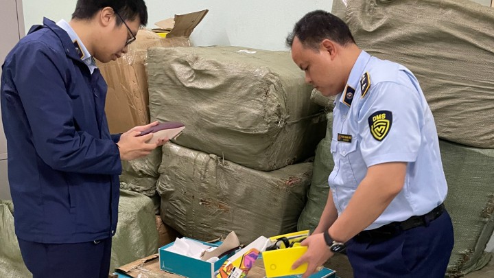 Lào Cai: Tạm giữ 600 đôi dép có dấu hiệu là hàng hóa nhập lậu