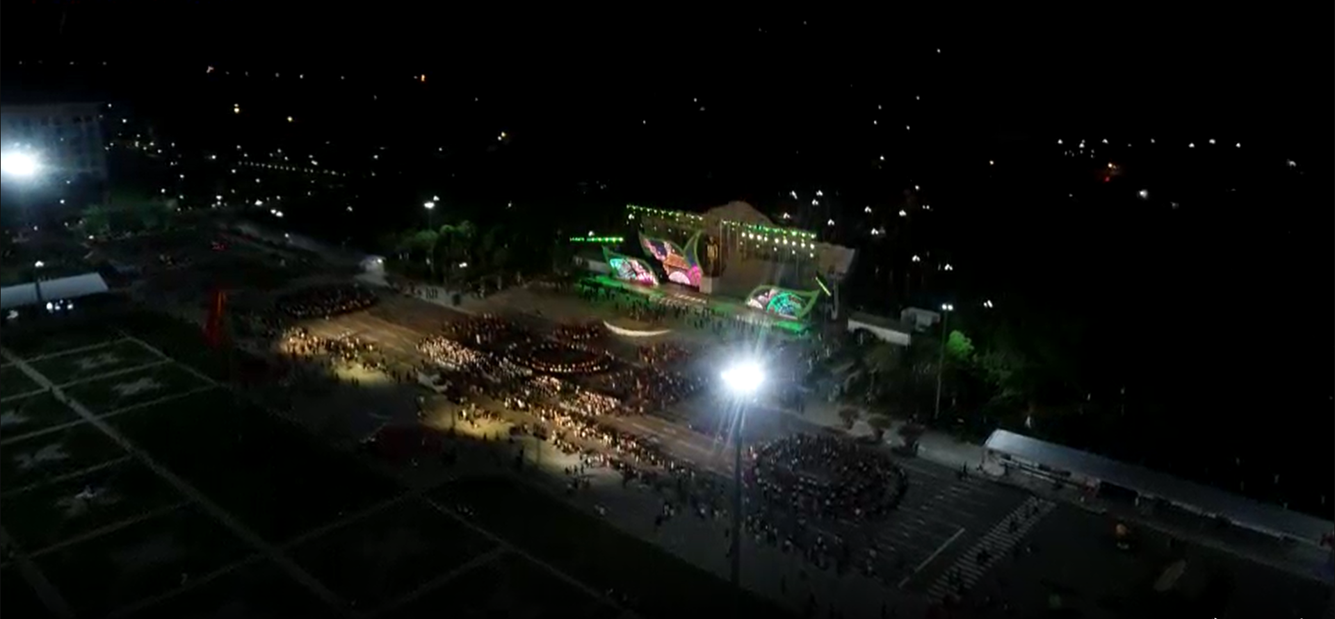 Đông đảo người dân đến xem và cổ vũ buổi tổng duyệt chương trình nghệ thuật khai mạc Festival trái cây, sản phẩm OCOP Việt Nam năm 2022 tại Sơn La.